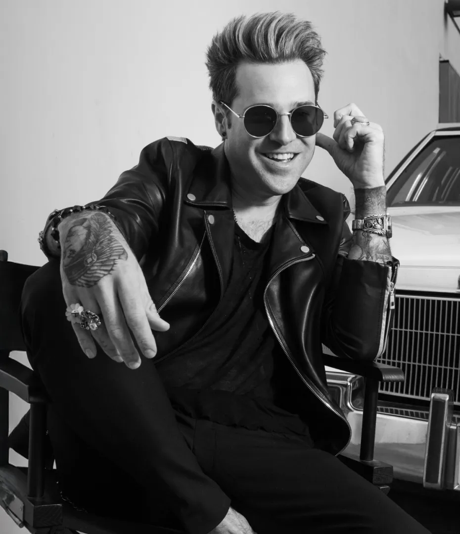 Black and white image of singer Ryan Cabrera
